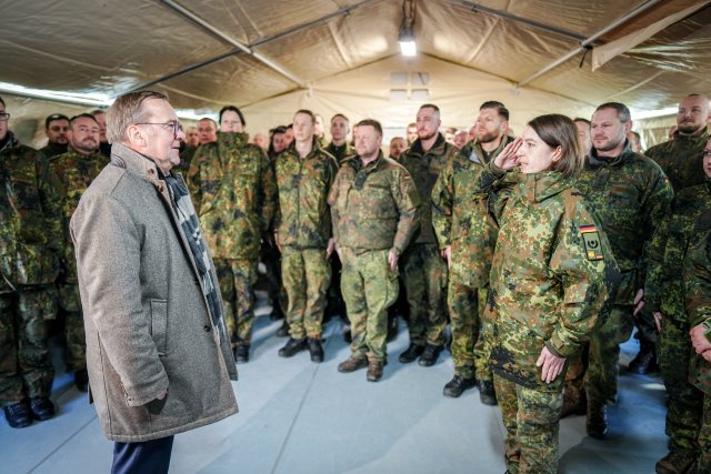 Boris Pistorius (l., SPD), Bundesminister der Verteidigung, vor deutschen Soldaten in Polen
